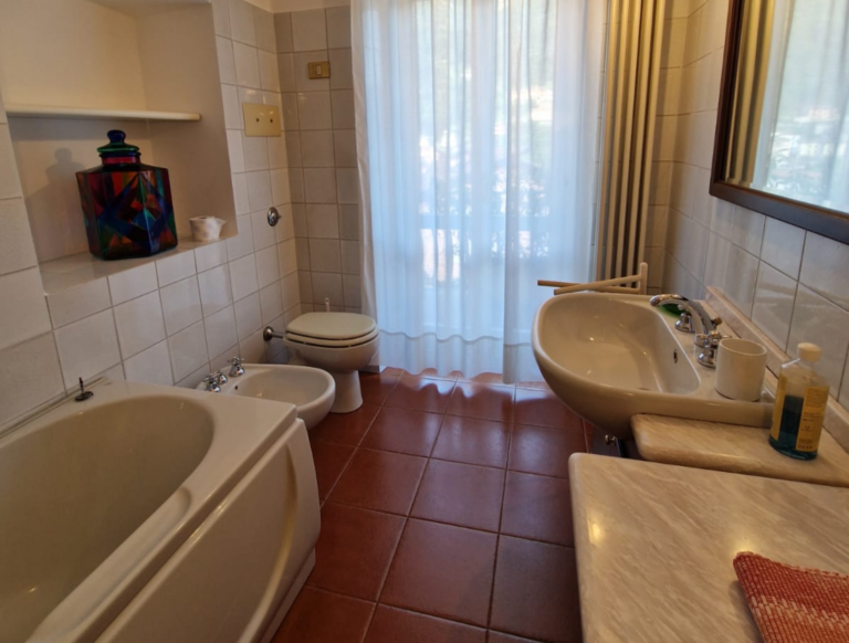 toilette con vasca-doccia